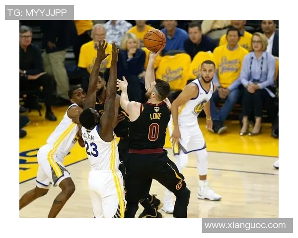 骑士与勇士对决中裁判争议判罚引发球迷热议与不满